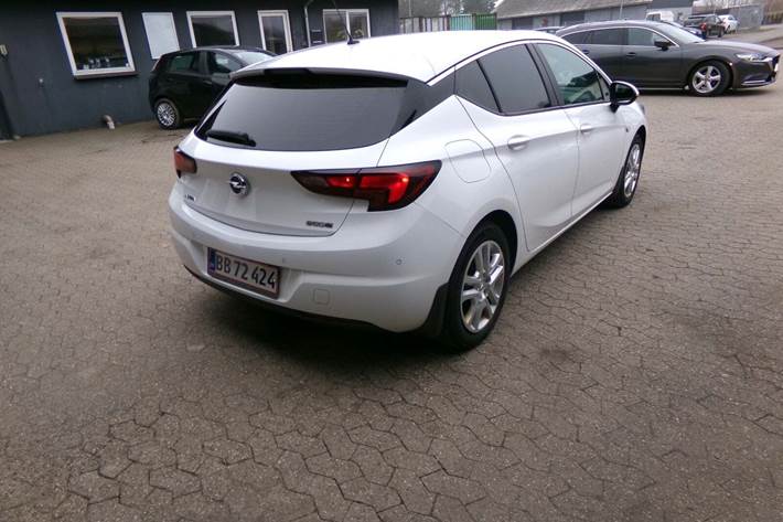 Hvid Opel Astra fra 2016