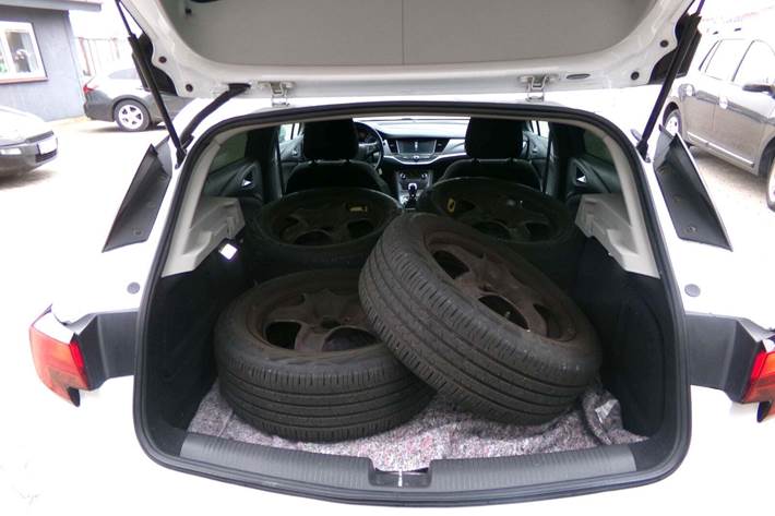 Hvid Opel Astra fra 2016