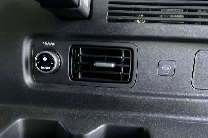 Grå Hyundai Santa Fe fra 2025