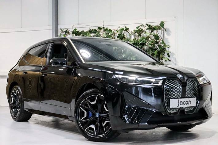 Sort BMW iX fra 2022 set udefra