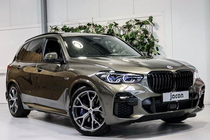 Grå BMW X5 fra 2023 set udefra