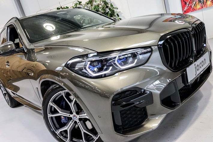 Grå BMW X5 fra 2023