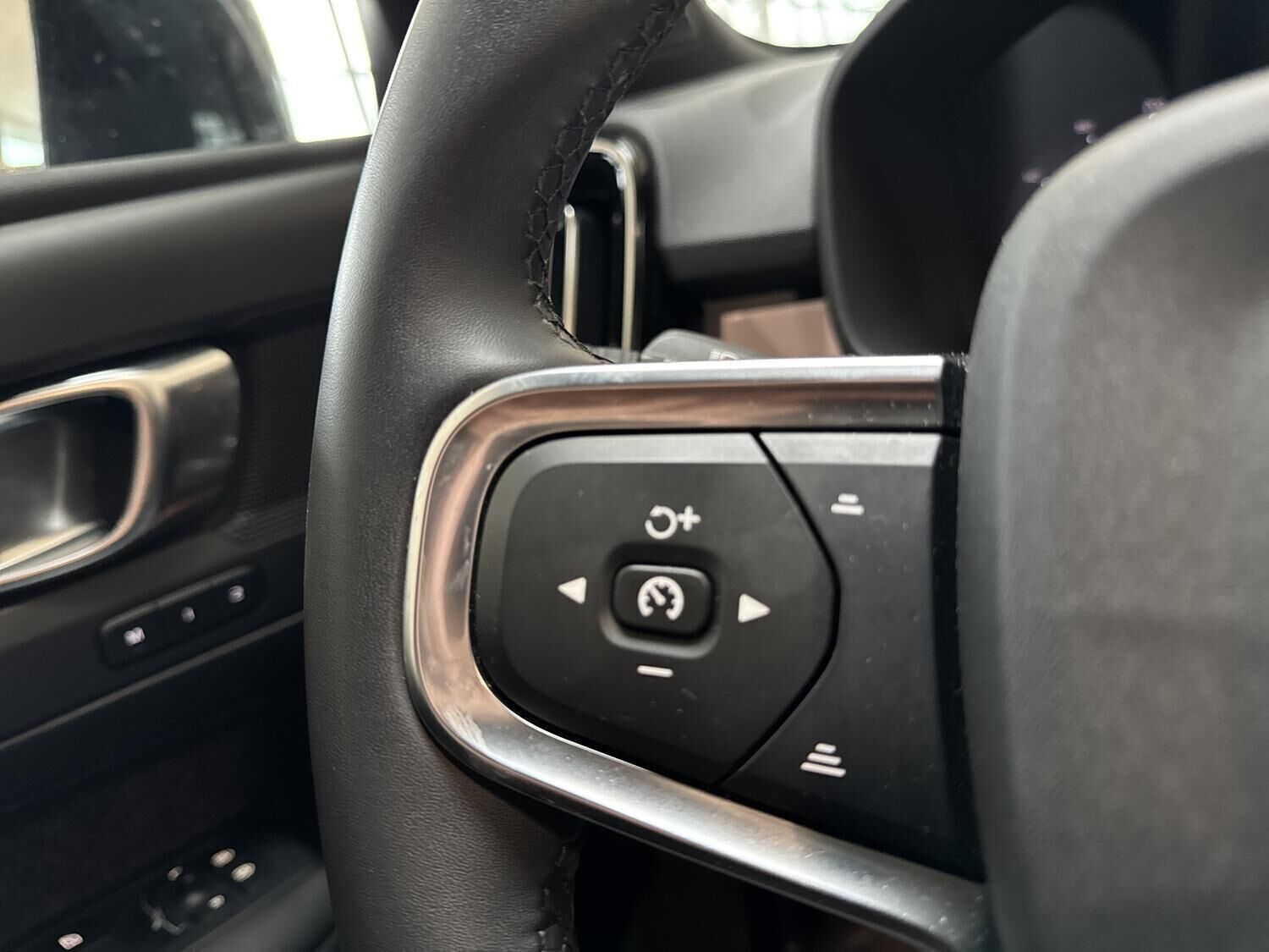 Hvid Volvo EX40 fra 2025