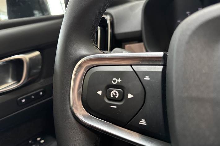 Hvid Volvo EX40 fra 2025