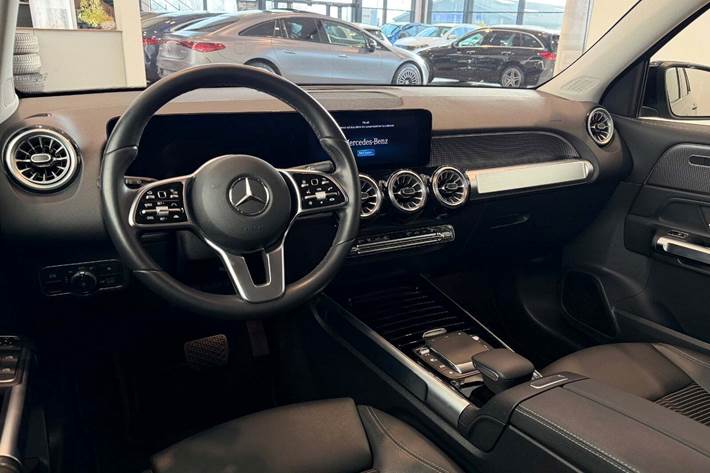Grå Mercedes EQB250 fra 2023