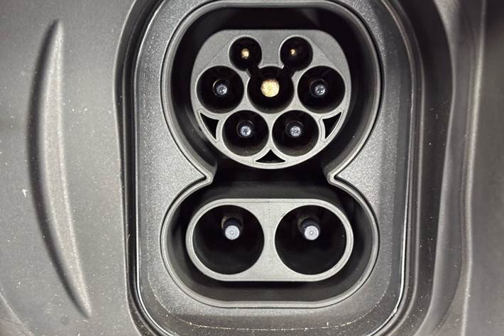 Rød Opel Mokka-e fra 2023