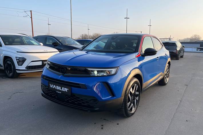 Blå Opel Mokka-e fra 2024