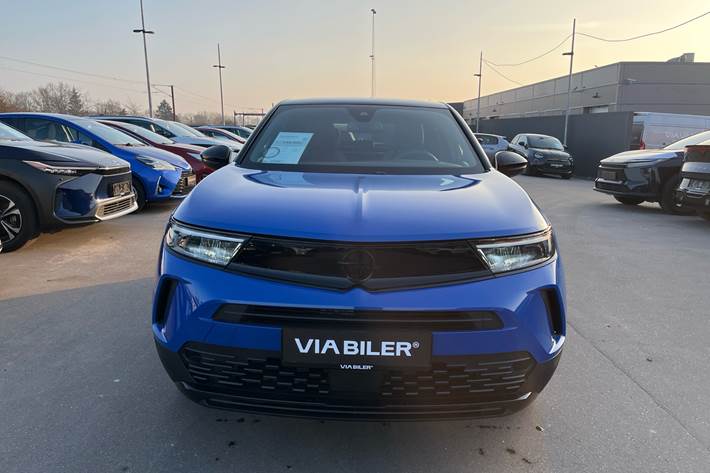 Blå Opel Mokka-e fra 2024