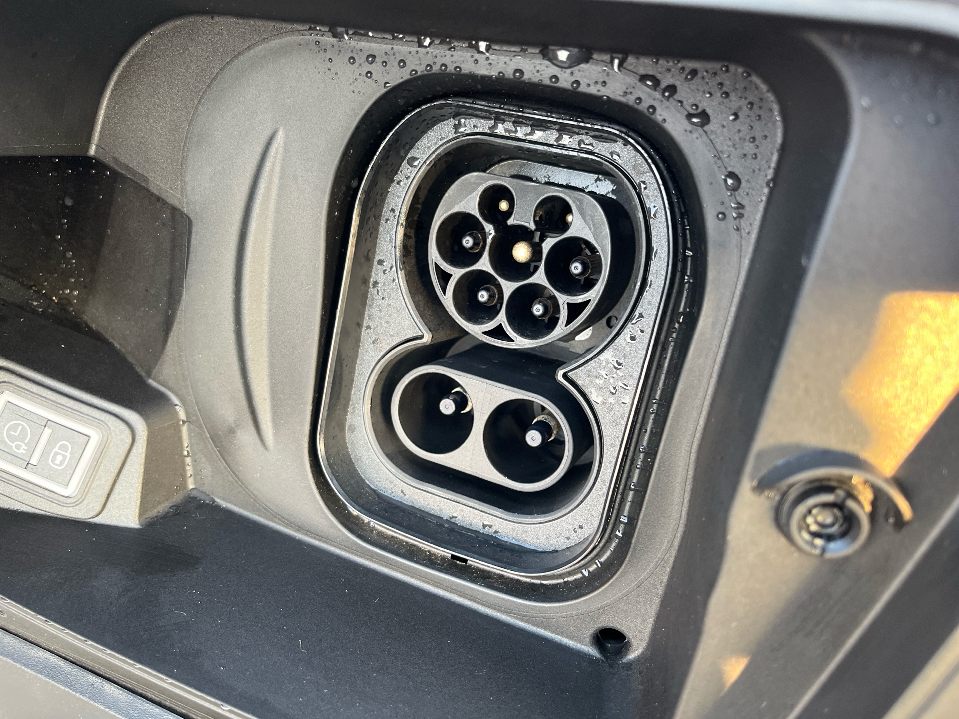 Blå Opel Mokka-e fra 2024