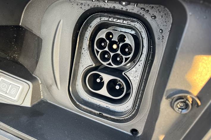 Blå Opel Mokka-e fra 2024