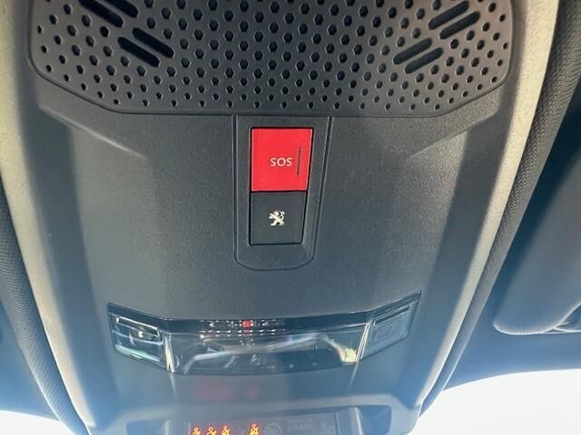 Grå Peugeot 2008 fra 2020