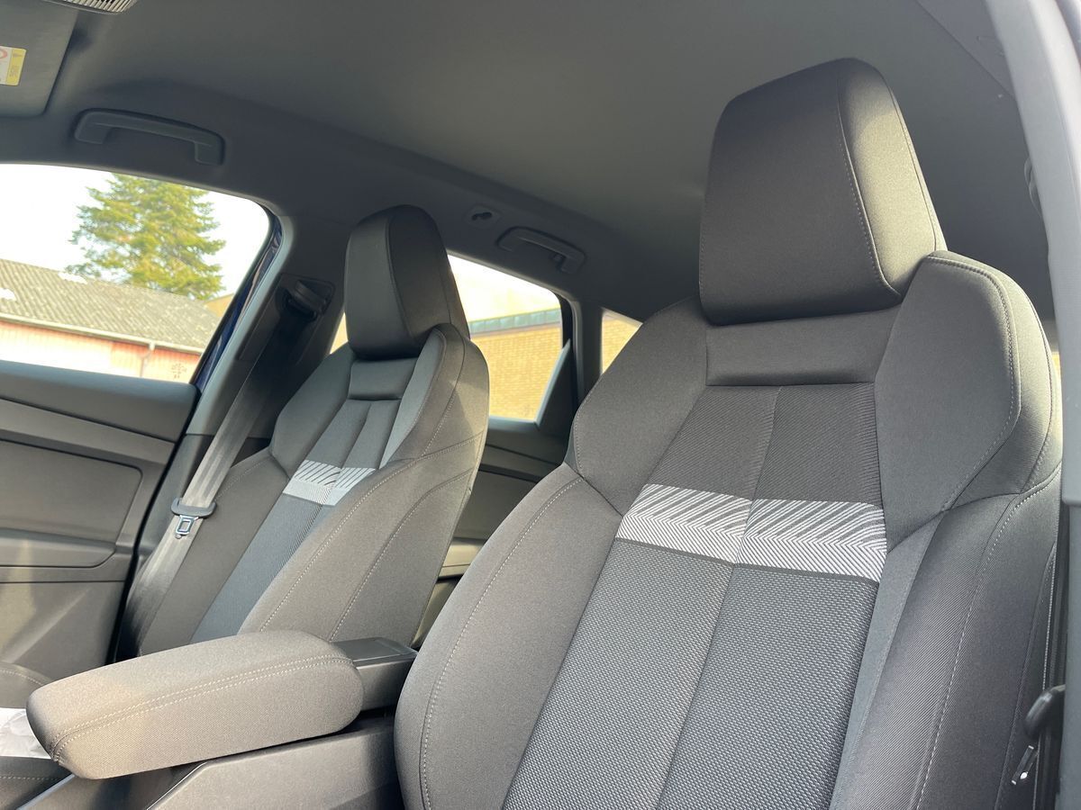 Blå Audi Q4 fra 2024