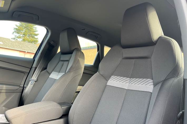 Blå Audi Q4 fra 2024