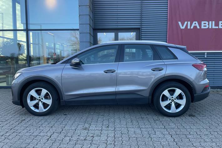 Grå Audi Q4 fra 2023