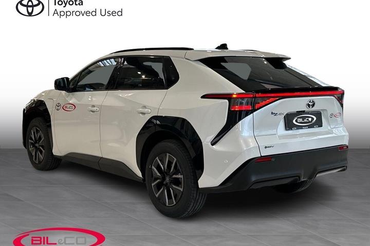 Hvid Toyota BZ4X fra 2026