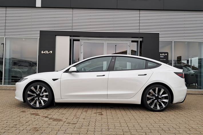 Hvid Tesla Model 3 fra 2023