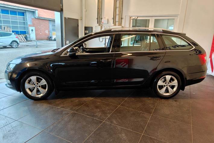 Sort Skoda Octavia fra 2018