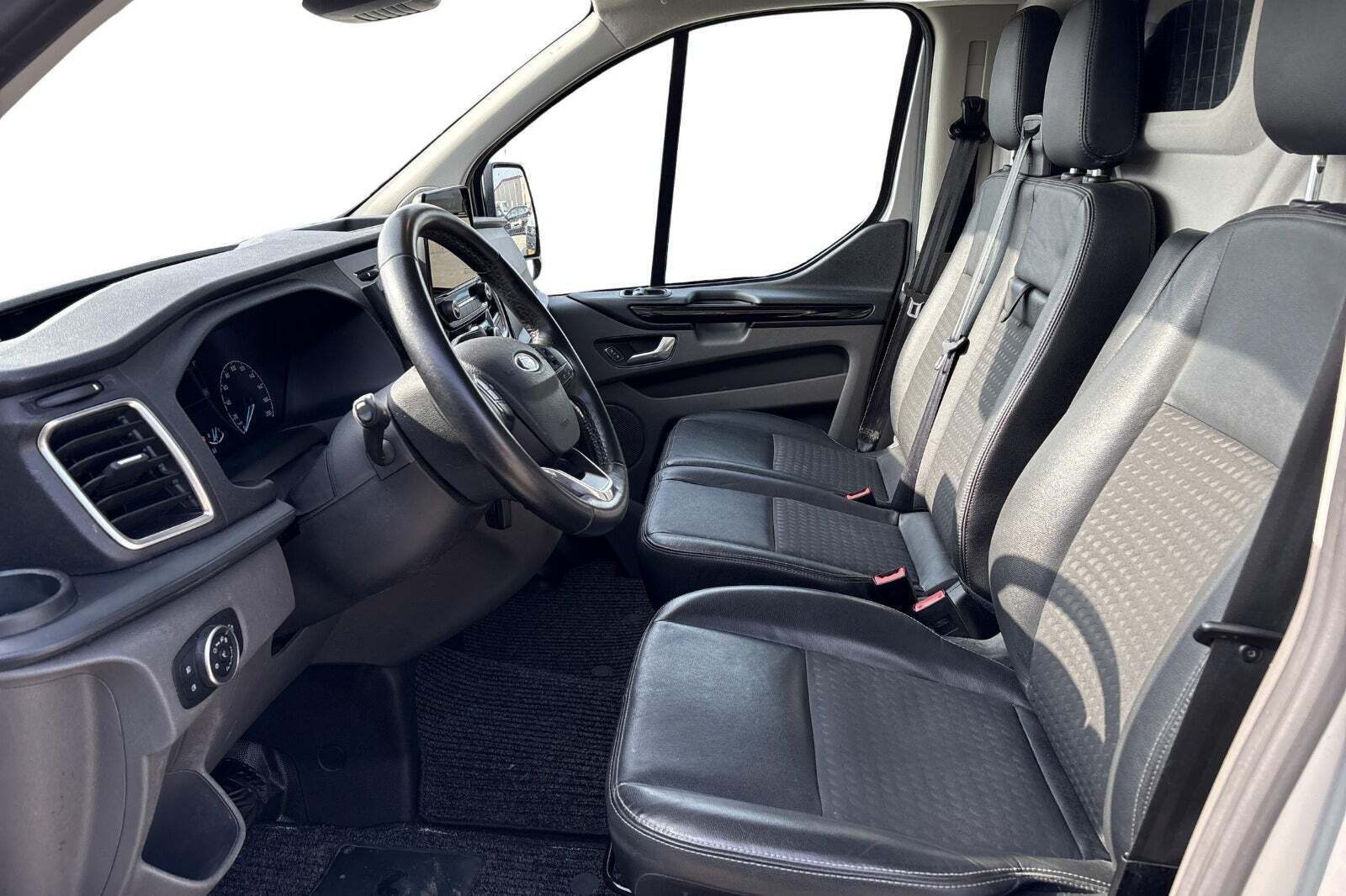 Sølv Ford Transit Custom 320L fra 2021