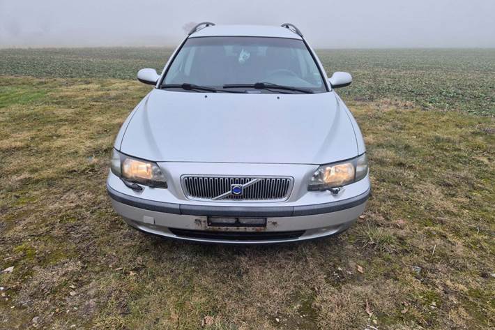 Sølv Volvo V70 fra 2001