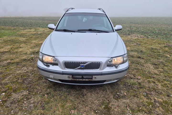 Sølv Volvo V70 fra 2001