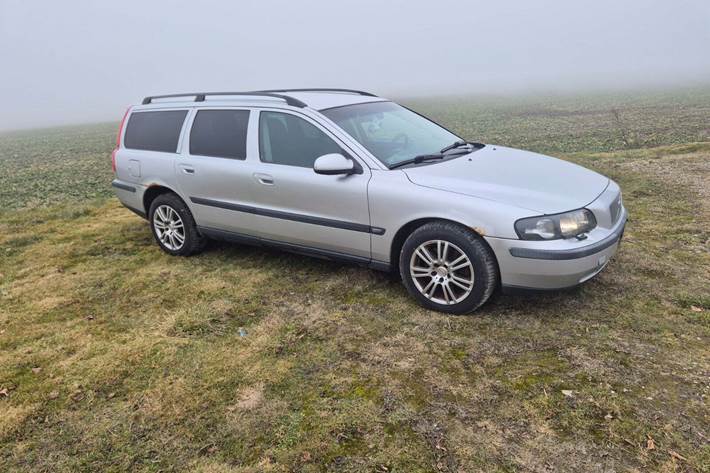 Sølv Volvo V70 fra 2001
