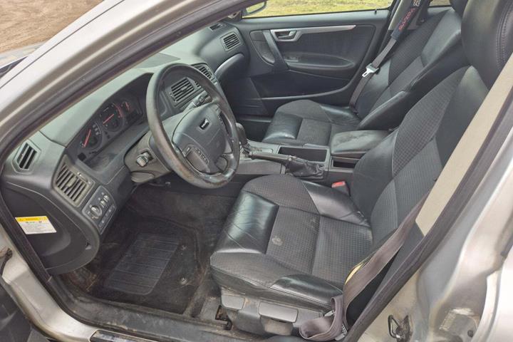 Sølv Volvo V70 fra 2001