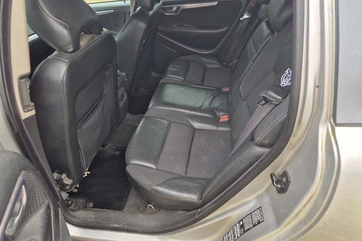 Sølv Volvo V70 fra 2001