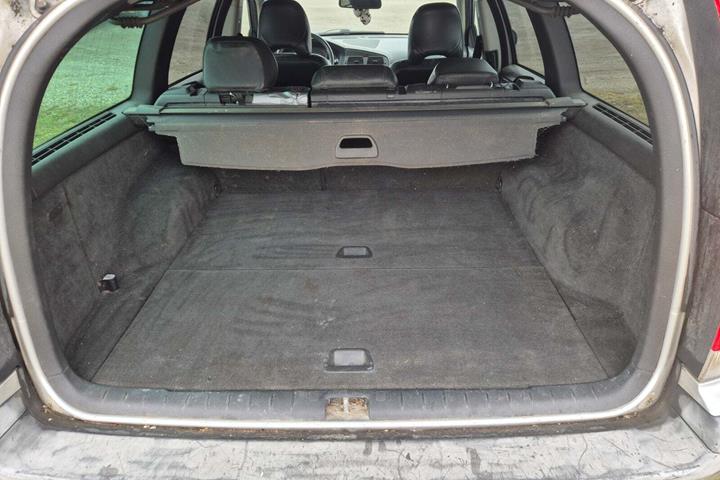 Sølv Volvo V70 fra 2001