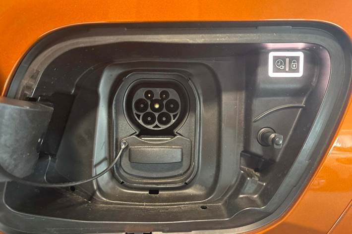 Orange Peugeot e-2008 fra 2022