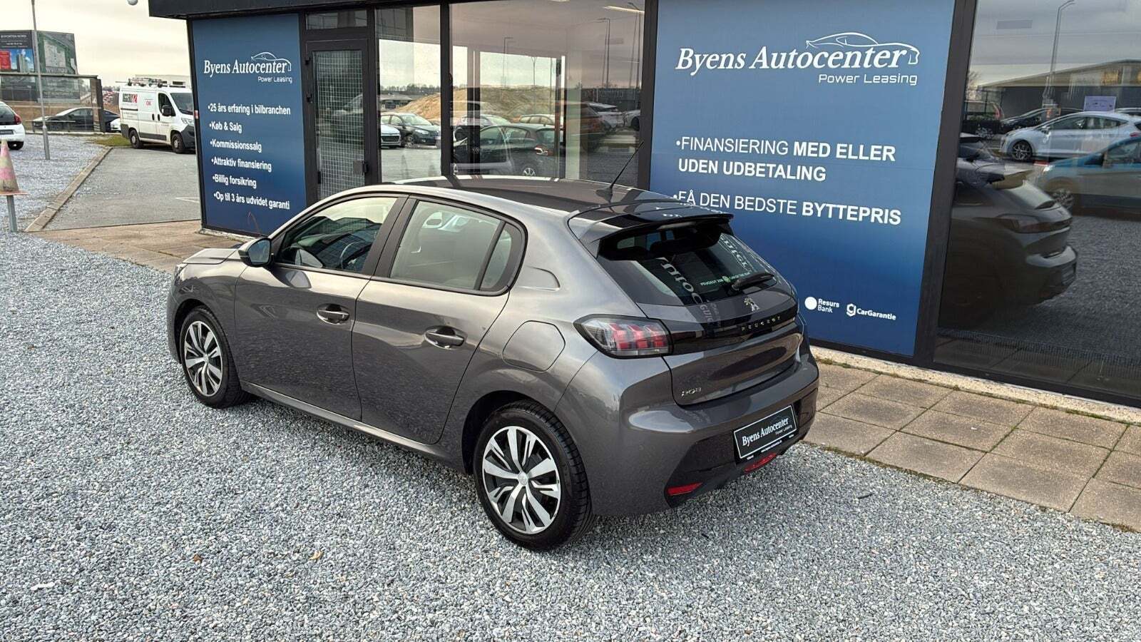 Grå Peugeot 208 fra 2020