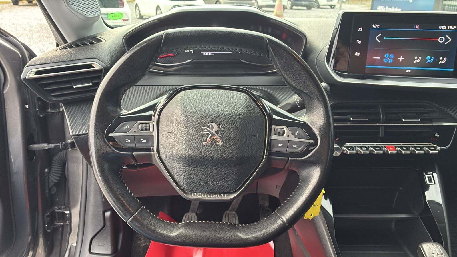 Grå Peugeot 208 fra 2020
