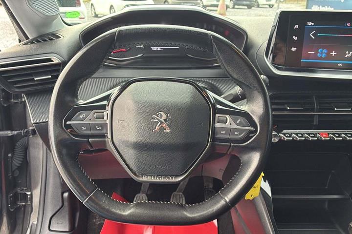 Grå Peugeot 208 fra 2020
