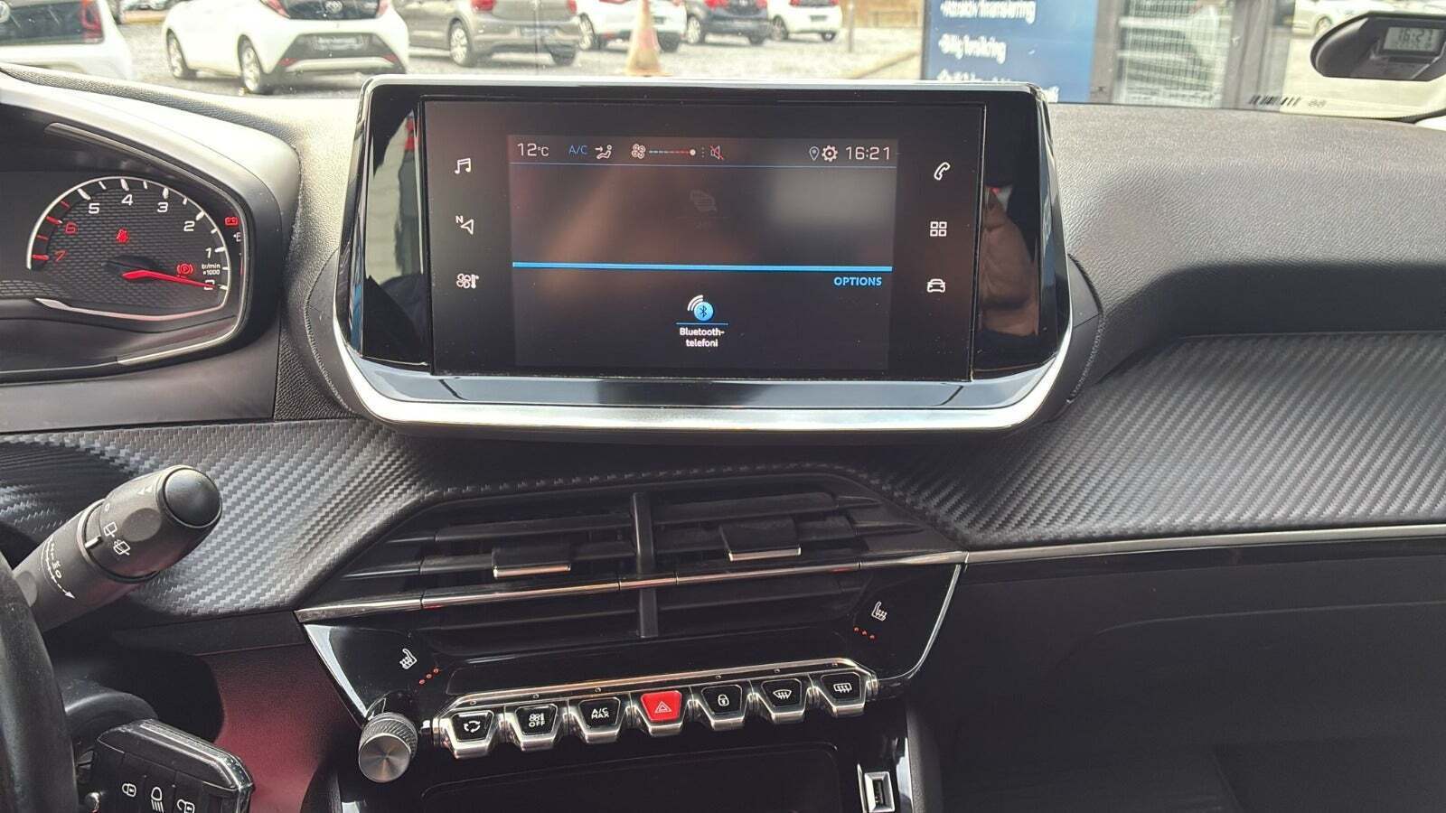 Grå Peugeot 208 fra 2020