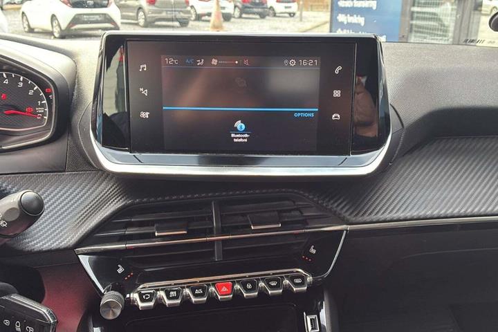 Grå Peugeot 208 fra 2020