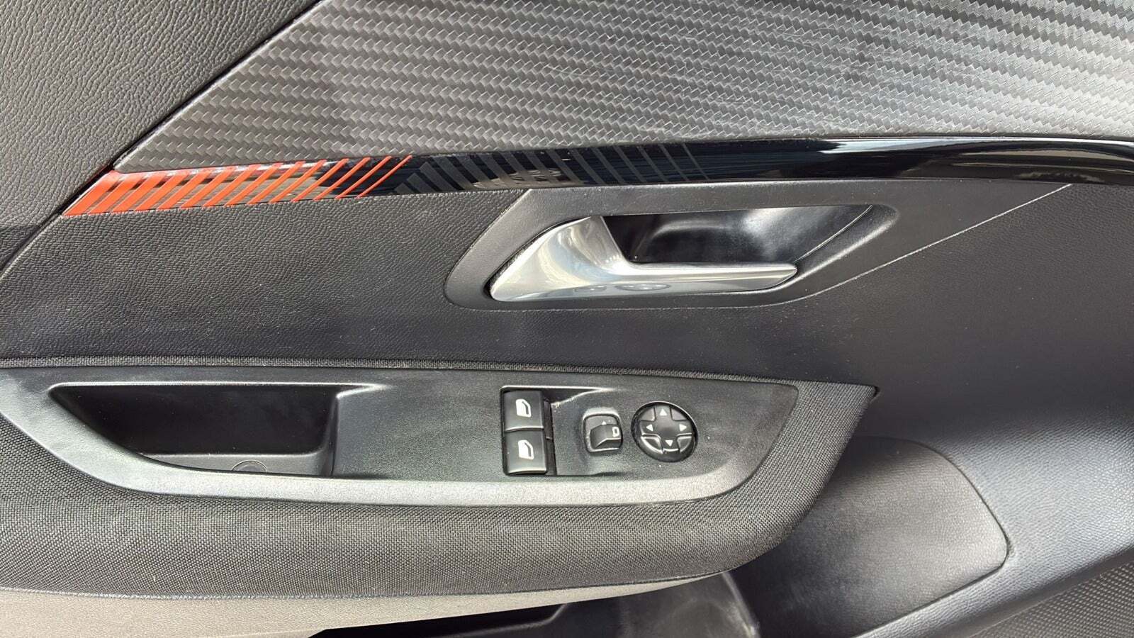 Grå Peugeot 208 fra 2020