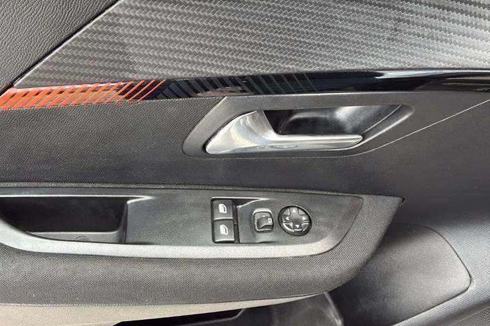 Grå Peugeot 208 fra 2020