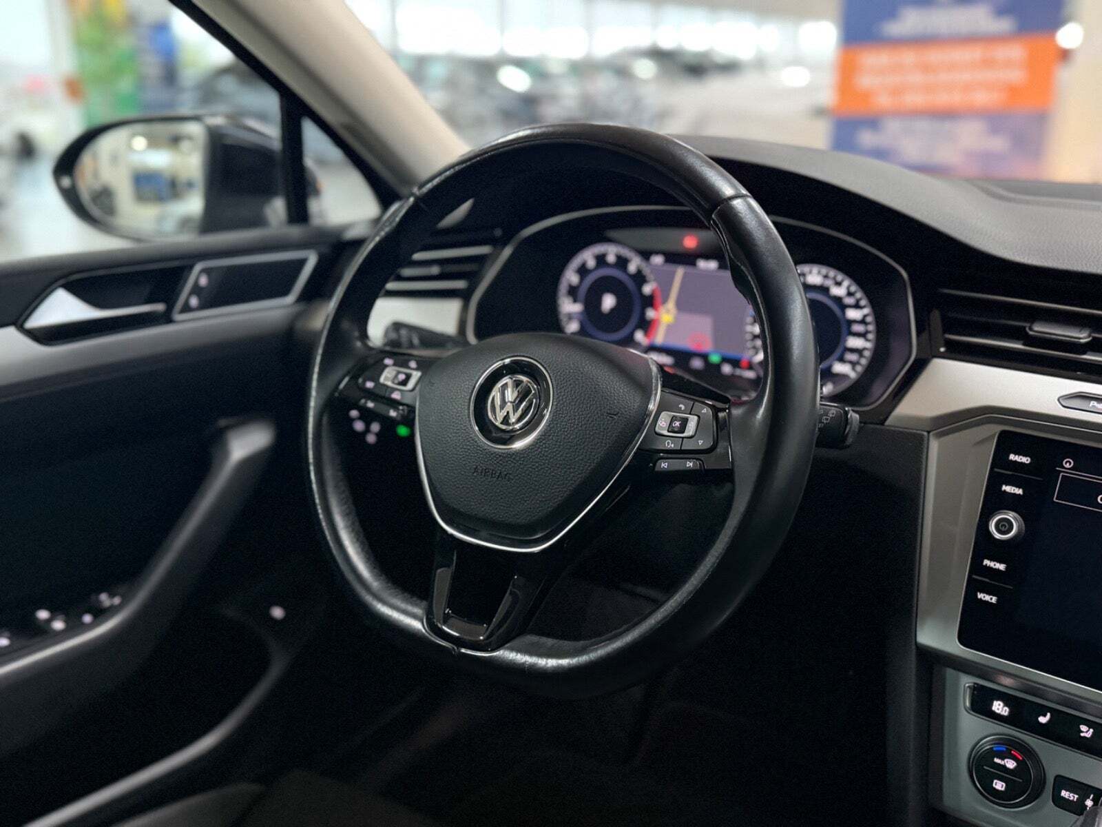 Sort VW Passat fra 2018