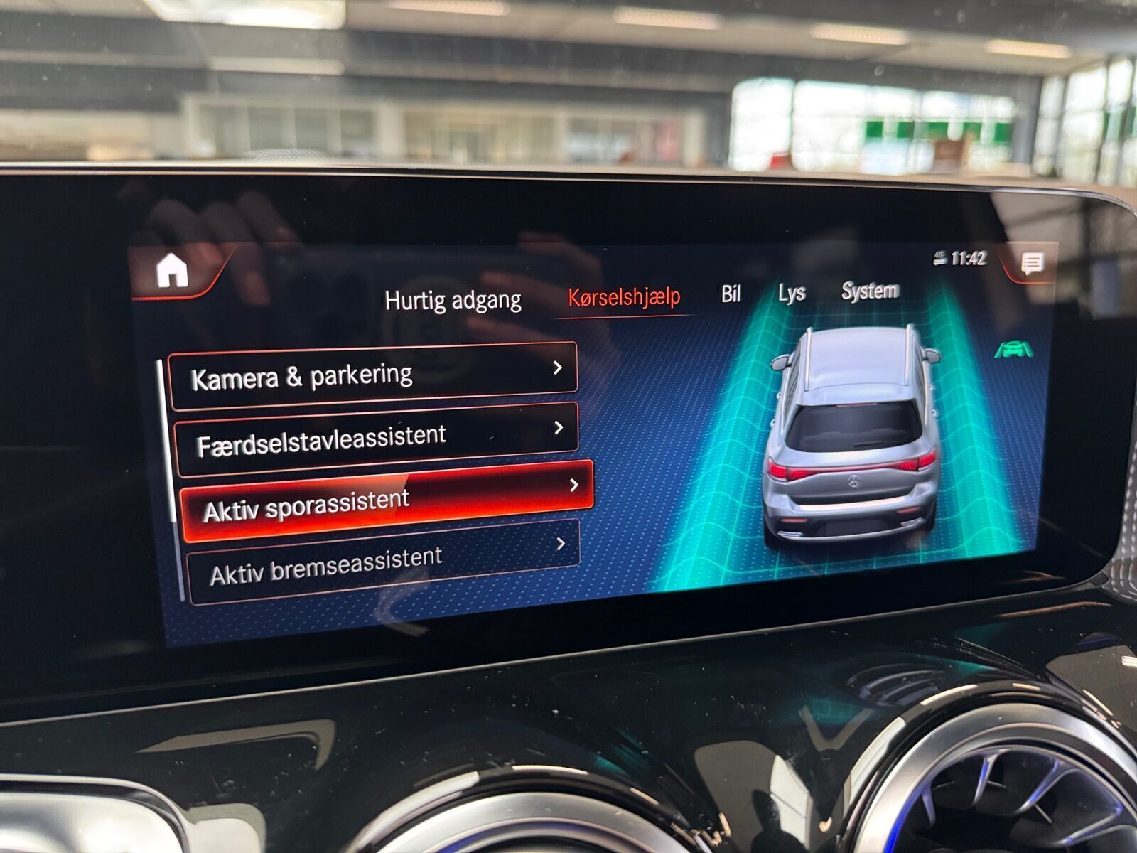 Beige Mercedes EQB250 fra 2022