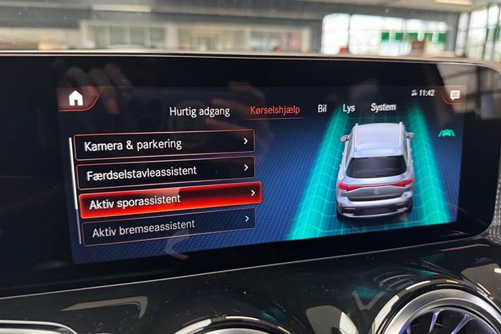 Beige Mercedes EQB250 fra 2022