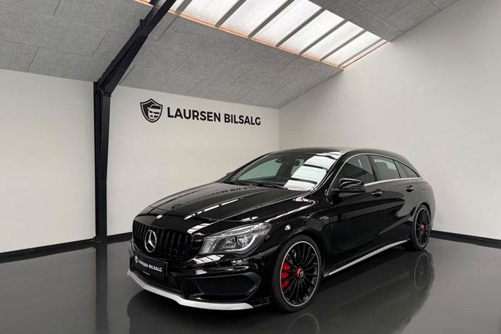 Sort Mercedes CLA45 fra 2015