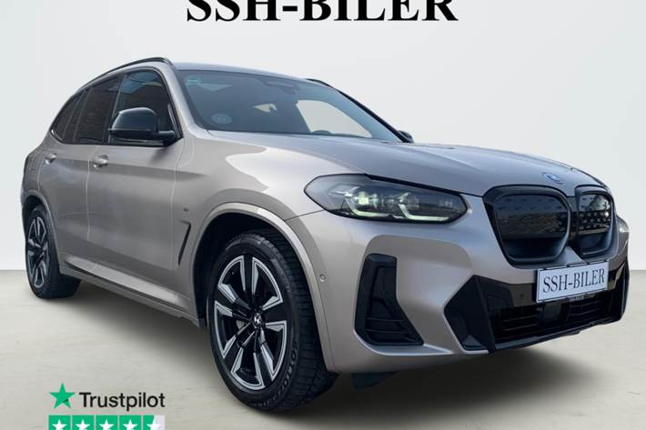 Grå BMW iX3 fra 2023 set udefra
