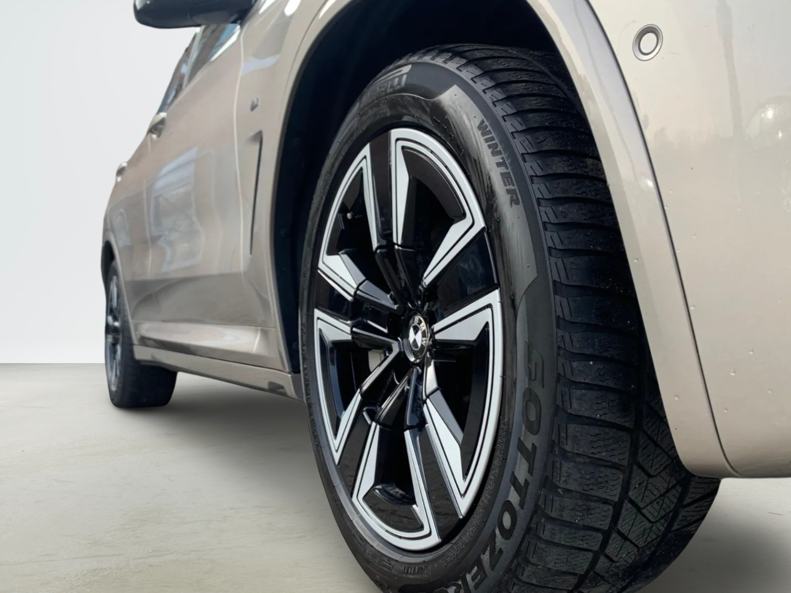 Grå BMW iX3 fra 2023