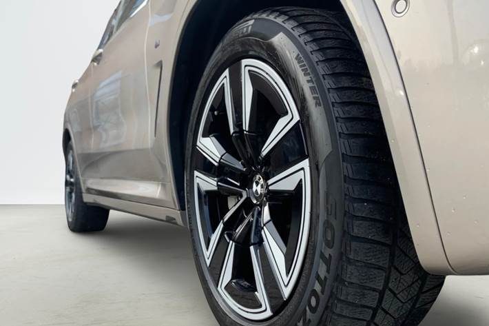 Grå BMW iX3 fra 2023