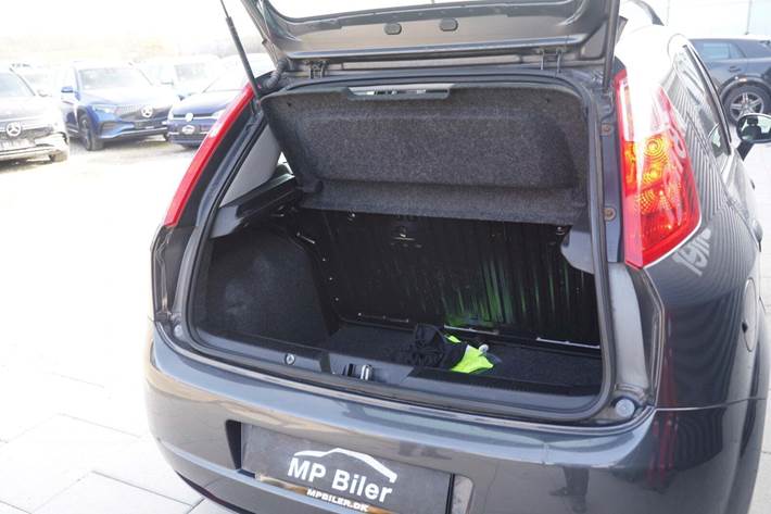 Grå Fiat Punto fra 2012