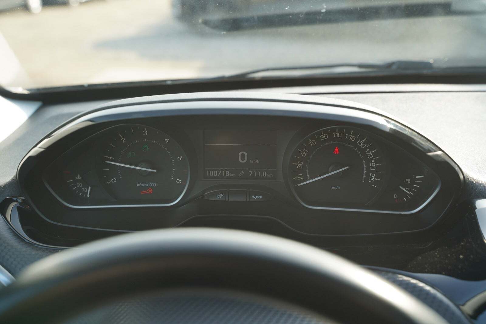 Blå Peugeot 208 fra 2020