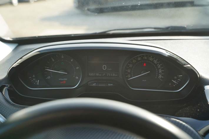 Blå Peugeot 208 fra 2020