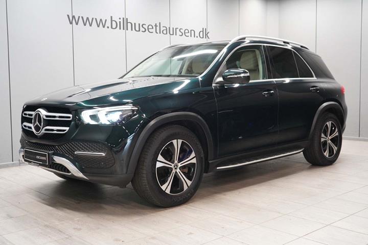 Grøn Mercedes GLE350 de fra 2022 set udefra