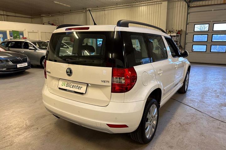 Hvid Skoda Yeti Outdoor fra 2016 set udefra