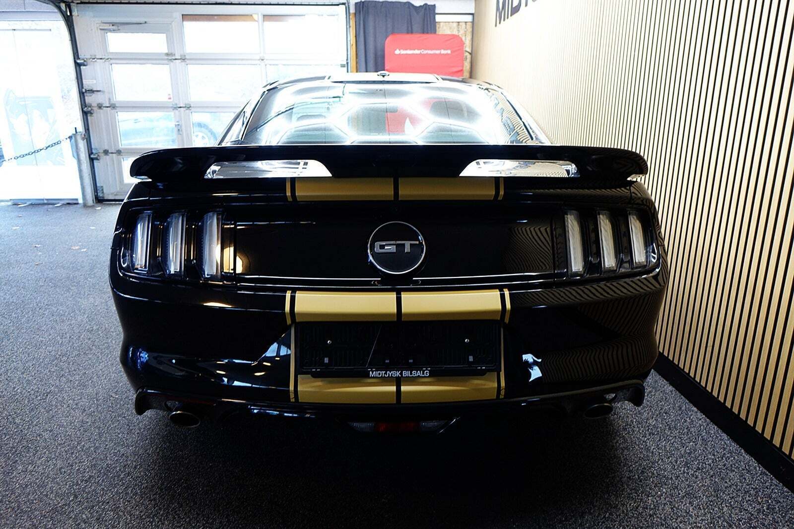 Sort Ford Mustang fra 2016