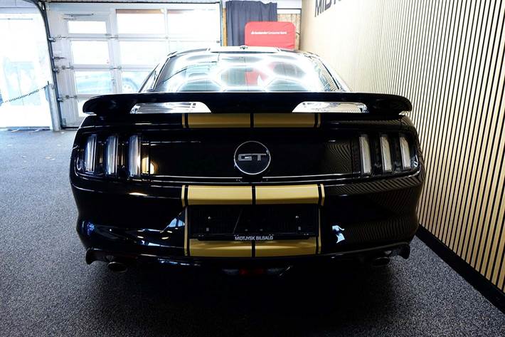 Sort Ford Mustang fra 2016